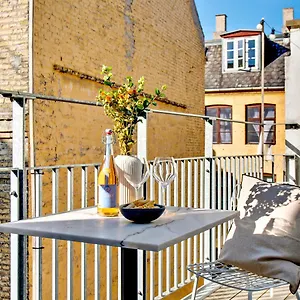Apartamento Sanders Leaves - Charming Three-bedroom In Downtown, Copenhague